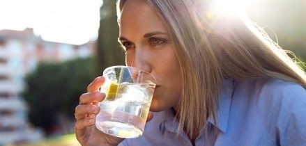 Água com Limão em Jejum para sua Saúde